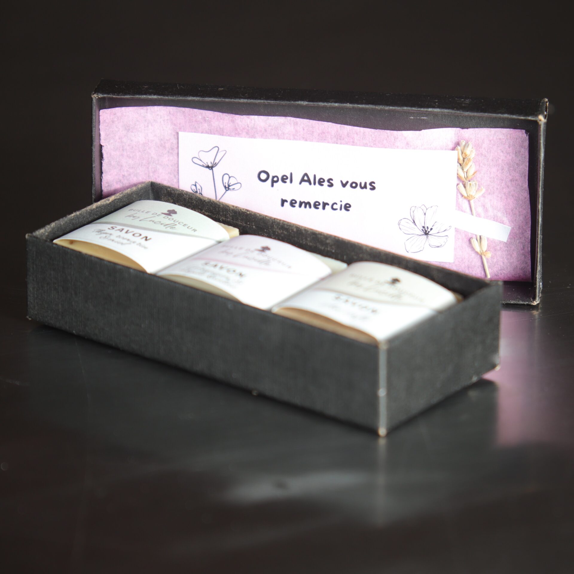 Coffret cadeau de savons artisanaux Bulle de Douceur by Lucille, personnalisé pour Opel Alès, comprenant plusieurs savons dans une boîte élégante noire